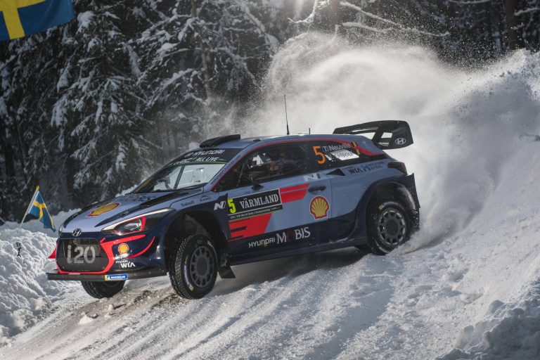 Con Neuville líder, los Hyundai dominan sobre la nieve