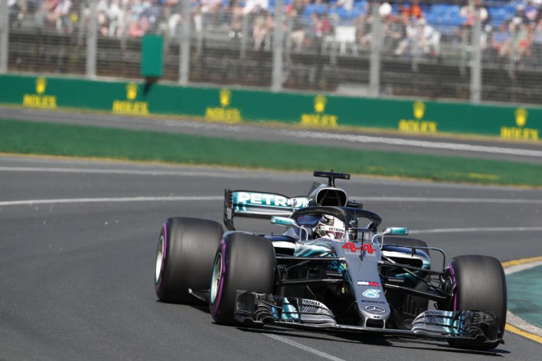 Hamilton logra la pole position en Australia