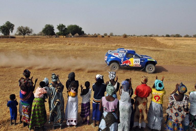 El Dakar vuelve a pensar en África