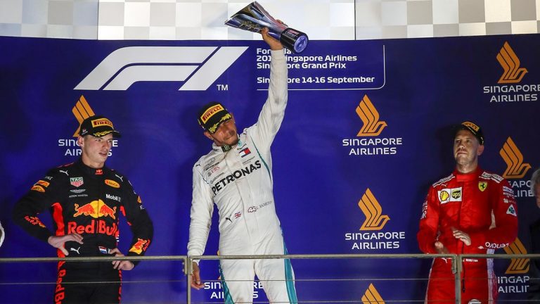 Hamilton gana en Singapur y se escapa en el campeonato