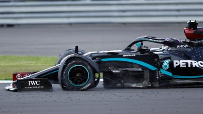 Lewis Hamilton cruzó la bandera a cuadros con un neumático pinchado