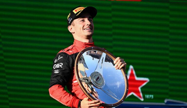 Leclerc gana el GP de Australia 2022 con Sergio Pérez en el podio