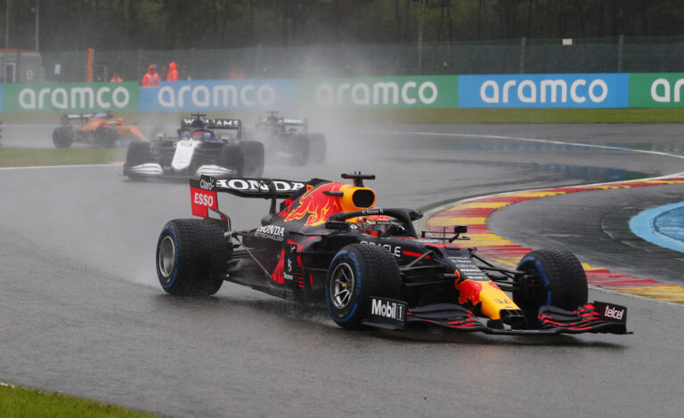 Verstappen gana un GP de Bélgica de tres vueltas y mitad de puntos