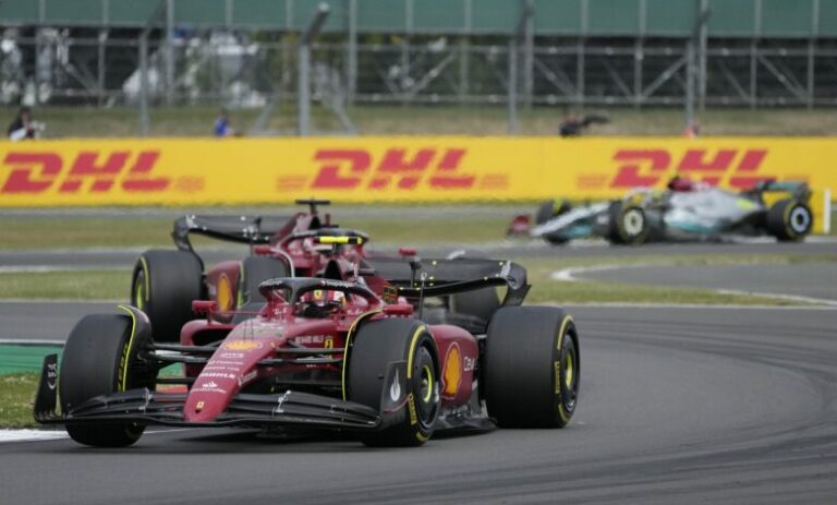 Sainz gana en Silverstone en remontada de Pérez al podio