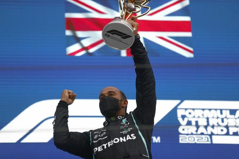 Hamilton gana un alocado GP de Rusia