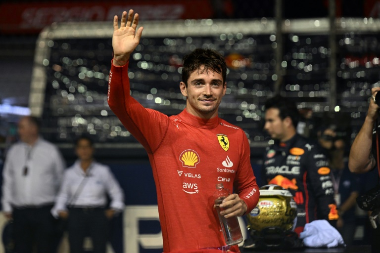 Leclerc gana la pole en Singapur, Pérez arrancará segundo