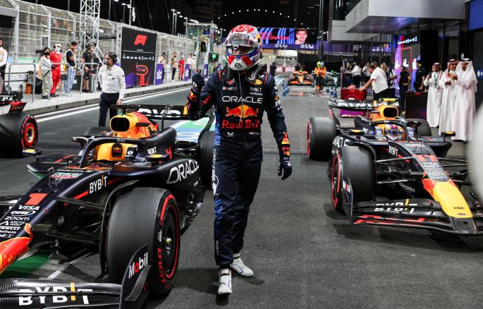 Verstappen domina la noche saudí y Alonso resiste para ser quinto